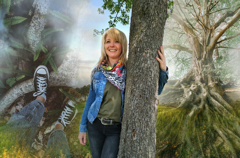 Christine Furlan-Stichauner lehnt am Baum